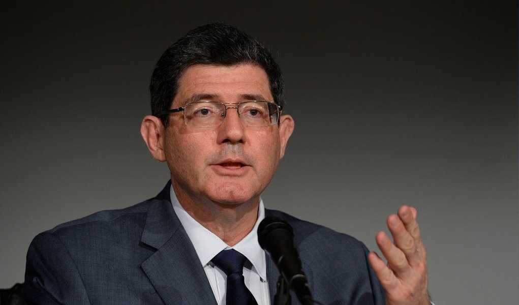 O governo publicou na sexta-feira (30) a Medida Provisória 668, que aumenta as alíquotas da contribuição para o Programa de Integração Social (PIS/Pasep Importação) e para a Contribuição para o Financiamento da Seguridade Social (Cofins-Importação); a alíquota subirá de 9,25% para 11,75%; segundo o ministro da Fazenda, Joaquim Levy, a alta foi necessária para corrigir a distorção provocada pelo STF, que eliminou o ICMS da base de cálculo do PIS/Cofins das mercadorias importadas; o governo espera obter R$ 700 milhões neste ano com os tributos sobre as mercadorias importadas