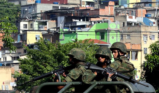 A permanência do Exército como força de pacificação no Complexo da Maré, na zona norte do Rio de Janeiro, será definida em uma reunião no próximo dia 30, em Brasília; o pedido para a prorrogação da permanência da força foi feito oficialmente pelo governador do Rio de Janeiro, Luiz Fernando Pezão (PMDB), em reunião com os ministros da Defesa, Celso Amorim, e da Justiça, José Eduardo Cardozo