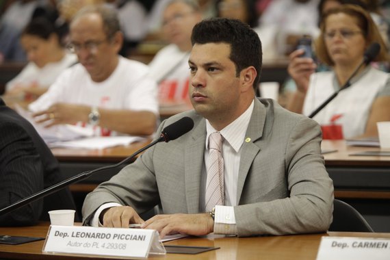 "É preciso rever práticas. A prática do aparelhamento do Estado precisa ser revista. Não é possível se aparelhar partidariamente e politicamente o Estado brasileiro. Creio que a presidente Dilma tem condições de reverter este quadro e mudar essas práticas do seu partido", diz o deputado Leonardo Picciani (PMDB-RJ), novo líder do PMDB na Câmara