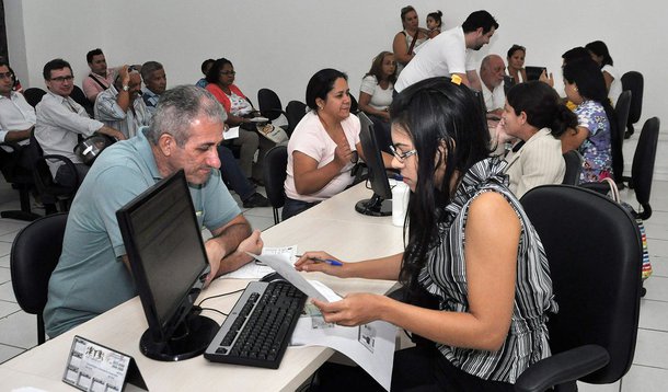 Começa nesta quarta-feira (18), no Centro de Convenções Ulysses Guimarães, o mutirão fiscal promovido pelo governo do Distrito Federal do qual estão aptas a participar 354 mil pessoas físicas e jurídicas em débito com o Estado; ao longo dos seis dias de evento, a expectativa é de arrecadar R$ 80 milhões; para quem aderir ao Refis, os valores mínimos das parcelas foram fixados em R$ 50 para pessoas físicas e R$ 200 para jurídicas; o prazo de adesão termina em 30 de junho