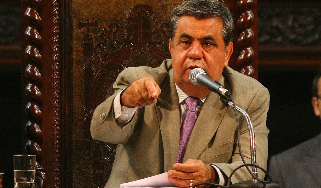 Presidente do PMDB no Rio, Jorge Picciani, será conduzido pela quinta vez à presidência da Assembleia Legislativa do Rio de Janeiro (Alerj) – o peemedebista já havia sido eleito em 2003, em 2005, em 2007 e em 2009; seu concorrente e correligionário Paulo Melo, que presidia o Legislativo estadual desde 2010, ligou para colegas anunciando que desistirá de concorrer no pleito de 2 de fevereiro, um dia após a posse dos parlamentares; o PMDB seguirá com a maior bancada - 15 deputados; em seguida aparece PR, com oito