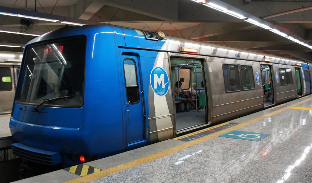A Agência Reguladora de Serviços Públicos Concedidos de Transportes Aquaviários, Ferroviários e Metroviários e de Rodovias do Estado do Rio de Janeiro (Agetransp) autorizou, com base no contrato de concessão, reajuste para o serviço público de transporte metroviário; o aumento, de 3,98%, entra em vigor a partir de 2 de abril; o bilhete passará para R$ 3,70