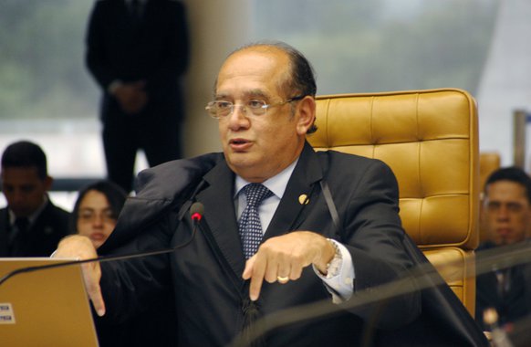 Ministro do TSE mencionou suposta tentativa de relacionar o seu pedido de vista do processo com o fato de sua enteada ter escapado de uma demissão em massa que ocorreu no início do governo do político. "Hoje, me vem uma pergunta de uma jornalista do Estadão dizendo que tinha informações seguras que eu pedira vista pois queria atender a pleito do Arruda pois me fizera favor, teria mantido uma enteada minha no governo do DF. A que ponto nós chegamos?", questionou; Gilmar Mendes disse que uma "militância suja" do "submundo" de Brasília, financiada com dinheiro público, tenta intimidá-lo