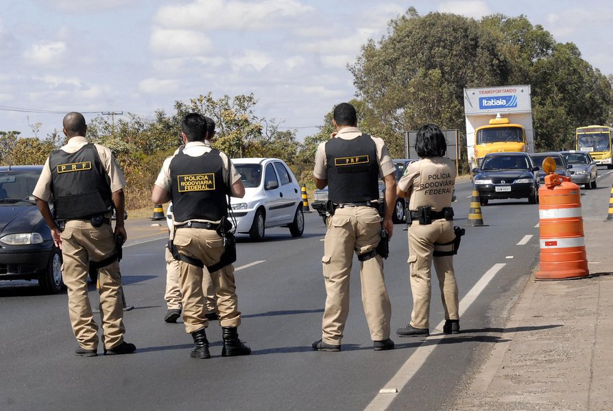 Em nota divulgada hoje (1°) sobre as manifestações dos caminhoneiros nas estradas do país a Secretaria-Geral da Presidência da República informou que o governo vai ampliar a presença das forças policiais para garantir o cumprimento das decisões judiciais e a desobstrução das rodovias em busca de garantir o direito ao trabalho e o abastecimento da população; a nota informa que as manifestações dos caminhoneiros seguem localizadas na Região Sul do país com 80% dos bloqueios em rodovias federais do Rio Grande do Sul, Paraná e de Santa Catarina