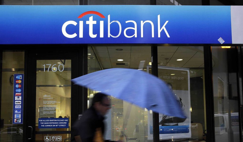 "As propostas macro são uma resposta direta às críticas do mercado à política vigente. Provavelmente envolvem movimentos iniciais dolorosos nas taxas de juros, impostos, gastos públicos e nos empréstimos dos bancos públicos que podem manter a economia crescendo em marcha lenta em 2015", diz relatório do banco; analistas preveem ainda a revisão das políticas de conteúdo local para as indústrias automotiva e de petróleo, o que poderia ser negativo para algumas siderúrgicas