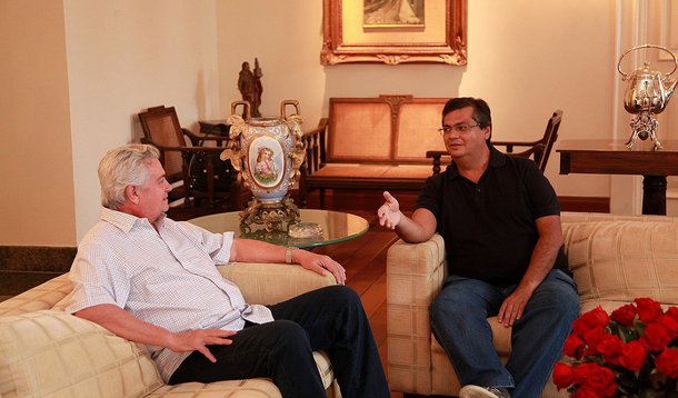 Novo governador do Maranhão, Flávio Dino (PC do B) determinou a suspensão de 400 pagamentos, num total de R$ 50 milhões, efetuados por seu antecessor, Arnaldo Melo (PMDB), nos três últimos dias de mandato, por "possível ocorrência de ilegalidades"