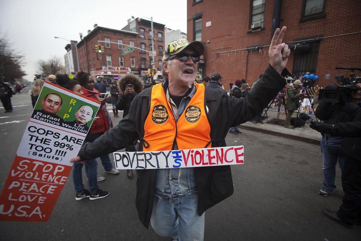 Manifestante protesta em memorial no Brooklyn, Nova York. 22/12/2014.         REUTERS/Carlo Allegri