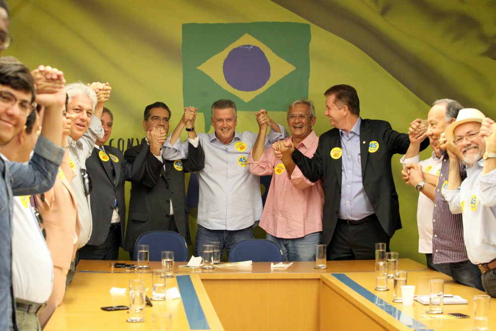 O candidato ao governo do Distrito Federal pelo PSB, Rodrigo Rollemberg, formalizou nesta terça-feira (14/10) o apoio ao candidato à Presidência da Coligação Muda Brasil, Aécio Neves, na sede do PSDB, em Brasília.
 
Crédito: George Gianni/PSDB