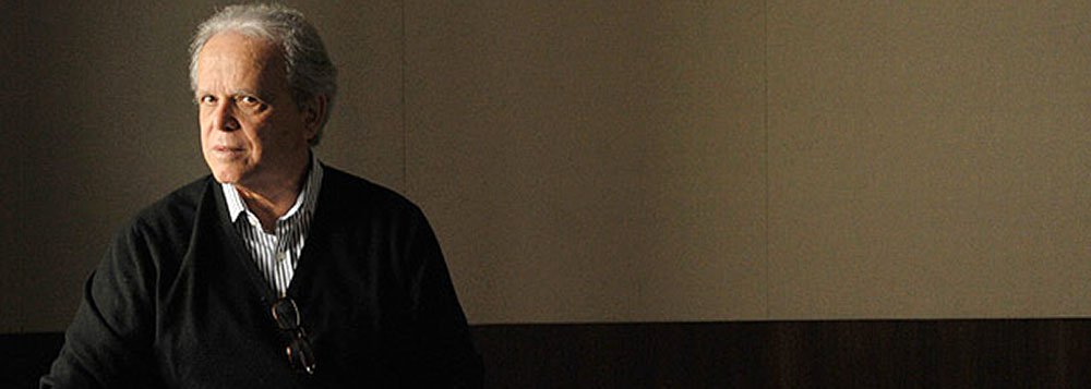Luiz Carlos Mendonça de Barros, ex-presidente do BNDES e ministro de FHC, viu como forte sinal da boa intenção do governo Dilma de priorizar uma agenda econômica o aumento da Selic; ele, no entanto, cobra mais mudanças de Dilma Rousseff e defende a escolha de um nome “realmente com credibilidade --intelectual e administrativa-- para a Fazenda”