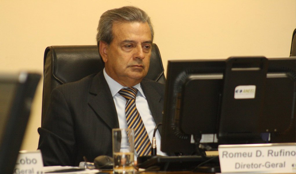 O diretor-geral da Agência Nacional de Energia Elétrica (Aneel), Romeu Rufino, disse nesta segunda-feira que será inevitável a revisão extraordinária de tarifas para algumas distribuidoras de energia, por conta do aumento dos gastos com a compra de energia de Itaipu e com a Conta de Desenvolvimento Energético (CDE); não há previsão de o Tesouro Nacional fazer aportes na CDE neste ano, apesar de no orçamento da União constar que a conta receberia R$ 9 bilhões
