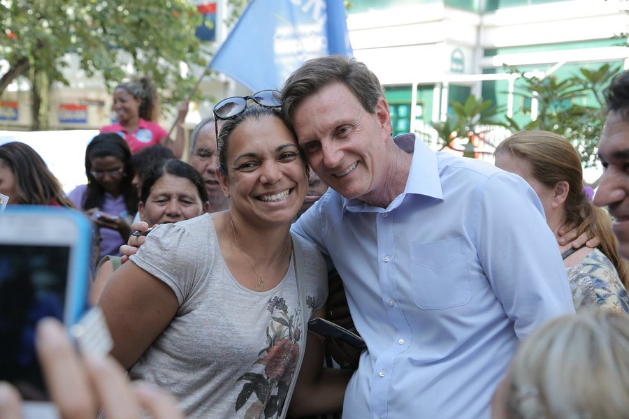 Levantamento feito entre os dias 6 e 8 de outubro coloca candidato to PMDB, Luis Fernando Pezão, com 36% das intenções de voto, quase 10 pontos percentuais abaixo de Marcelo Crivella (PRB), que segundo o Instituto teve 44% das intenções de voto; essa é uma reviravolta, já que no primeiro turno Pezão liderou todas as pesquisas