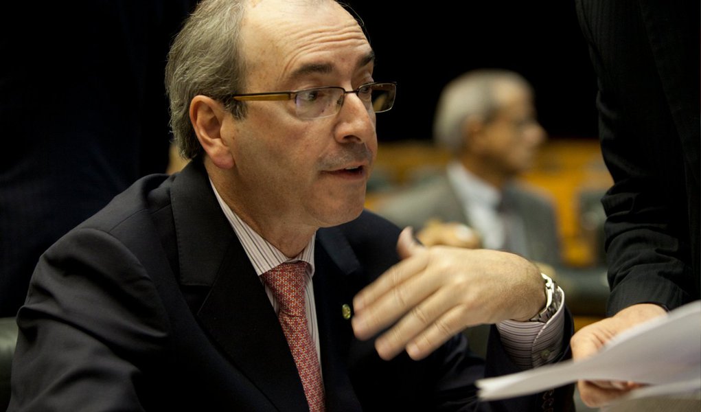 A bancada do PMDB na Câmara dos Deputados aprovou a recondução do deputado Eduardo Cunha (PMDB-RJ) à liderança do partido; reeleito no para o quarto mandato consecutivo, o parlamentar exerce a liderança do seu partido desde fevereiro do ano passado; "O que a bancada me deu foi o respaldo de que, se PMDB se apresentar candidato [à presidência da Câmara], seria o meu nome. A partir daí, no momento que a bancada me respaldou, vamos conversar sobre candidatura à presidência da Câmara com os outros partidos, construindo um arco de apoiamentos", disse 