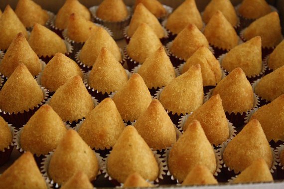 Você sabe o que é preciso para ser um autêntico 'coxinha'?; Magali Vieira, colaboradora do 247 e ilustre presença entre seus comentaristas, lista algumas regras: (1) chamar Reinaldo Azevedo de 'Titio', mesmo que o Coxinha já tenha passado dos 60 anos; (2) sempre olhar o horóscopo com o astrólogo Olavo chaminé de Carvalho; (3) dar preeferência para Danoninhos de cores leves, o de morango é vermelho, coisa de petralha; conheça o decálogo