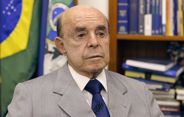 O vice-governador do Rio de Janeiro, Francisco Dornelles (PP), pode ser uma das peças-chave das investigações de esquema bilionário de fraude em pagamento de impostos que está sendo investigado na Operação Zelotes; reportagem da revista Época detalha o histórico de manobras feito por um ex-assessor de Dornelles para que o PP deixasse de pagar impostos e multas aplicadas ao partido, por exemplo por causa do chamado 'mensalão'