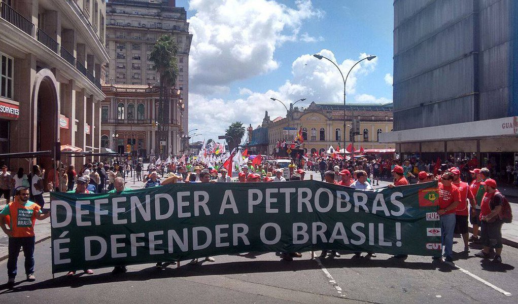 Manifestações em defesa da Petrobras, convocadas por centrais sindicais para esta sexta-feria, 13, estão ocorrendo em pelos nove estados: Paraná, Bahia, Amapá, Minas Gerais, Rio de Janeiro, São Paulo, Ceará, Pernambuco, Maranhão, Goiás, Mato Grosso do Sul e Alagoas; as manifestações estão ocorrendo de maneira pacífica; além da defesa da Petrobras, os manifestantes também reivindicam os direitos da classe trabalhadora, a reforma agrária e a reforma política