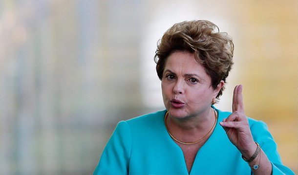 Presidente Dilma Rousseff disse nesta segunda-feira (8) que há "uso eleitoreiro" das denúncias de corrupção na Petrobras e que seus adversários na disputa pela Presidência da República deveriam "olhar os seus telhados" antes de criticarem o governo e a estatal; "Eu não vou ficar aqui falando do telhado de ninguém, mas eles devem olhar os seus telhados. O meu telhado tem a firme determinação na investigação. Ele é um telhado cobertinho pela Polícia Federal investigando, o Ministério Público com autonomia", disse