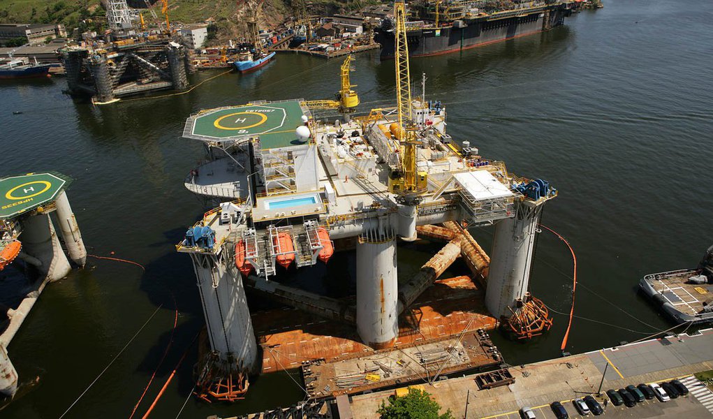 A Petrobras anunciou nesta quinta-feira que iniciou sistema de produção antecipada no campo de Búzios, na área da cessão onerosa, na Bacia de Santos; empresa pretende produzir durante seis meses para obter informações para a produção em definitivo do campo; campo de Búzios está localizado a cerca de 200 quilômetros da costa do Rio de Janeiro, a uma profundidade de água de 1.600 a 2.100 metros; sua declaração de comercialidade foi anunciada pela Petrobras em dezembro de 2013