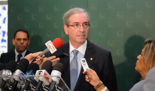 O presidente da Câmara, deputado federal Eduardo Cunha (PMDB), declarou, nesta segunda (9), sua posição contrária ao modelo de partilha na exploração do petróleo. Segundo Cunha, "o modelo não funciona" e foi um "grande erro" adotá-lo; "O modelo não funciona. Como a exploração do petróleo é no Rio de Janeiro, se mudar o modelo, vai estimular investimentos que a Petrobras não tem condição de fazer. Não é questão de comprar briga, mas de discutir o assunto. A obrigação de a Petrobras participar de todos os investimentos não é boa. A Petrobras não tem condição financeira de dar conta dos investimentos que começou a fazer, que dirá de investimentos futuros. Vai atrasar o País", afirmou