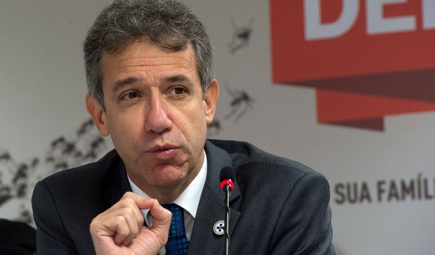 Comissão de Seguridade Social e Família vai convidar o ministro da Saúde, Arthur Chioro, e o secretário de Ciência, Tecnologia e Insumos Estratégicos do ministério, Carlos Gadelha, para prestar esclarecimentos aos deputados sobre denúncias apuradas pelo Conselho de Ética e Decoro Parlamentar em relação ao Laboratório Labogen