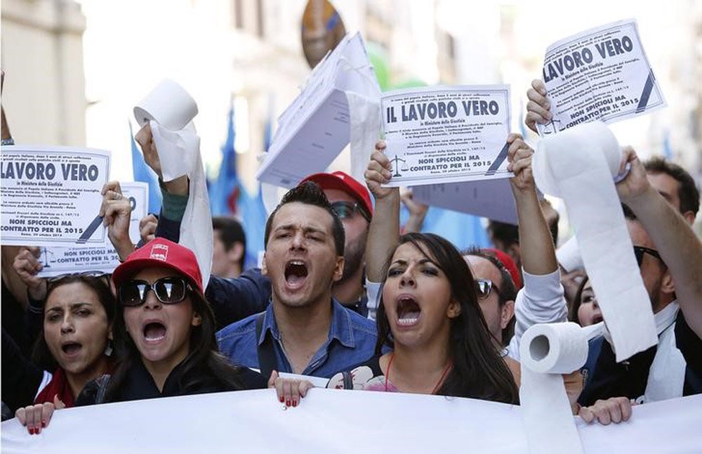 Protesto organizado por sindicatos de funcionÃ¡rios pÃºblicos no centro de Roma. 8/11/2014. REUTERS/Remo Casilli