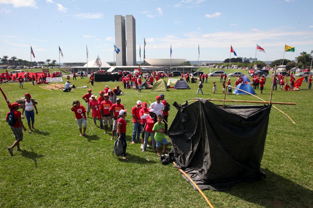 Integrantes da Frente Nacional de Luta (FNL) e lideranças indígenas amanhecera acampados no gramado do Congresso Nacional, na área central de Brasília, em protesto por reforma agrária e demarcação de terras indígenas e quilombolas; segundo a Polícia Militar, havia quase 2 mil militantes no local pouco antes das 7h; alguns manifestantes seguravam faixas com críticas ao governo; mas a categoria ressalta que não tem filiações políticas