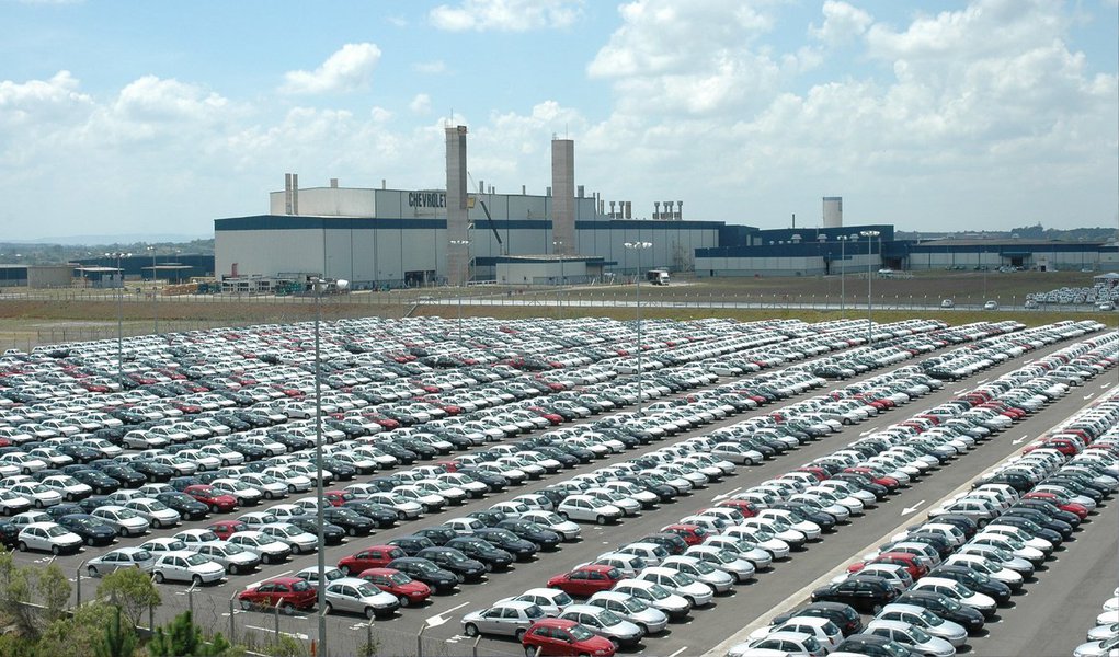 Balanço divulgado nesta terça-feira, 5, pela Federação Nacional da Distribuição de Veículos Automotores (Fenabrave) mostra que as vendas de automóveis e veículos comerciais leves, com furgões e picapes, registraram queda de 6,36% em abril na comparação com março; em relação ao mesmo período do ano passado, o recuo é de 24,35%; de janeiro a abril deste ano, a comercialização de veículos novos acumula decréscimo de 18,39% em relação aos primeiros quatro meses de 2014