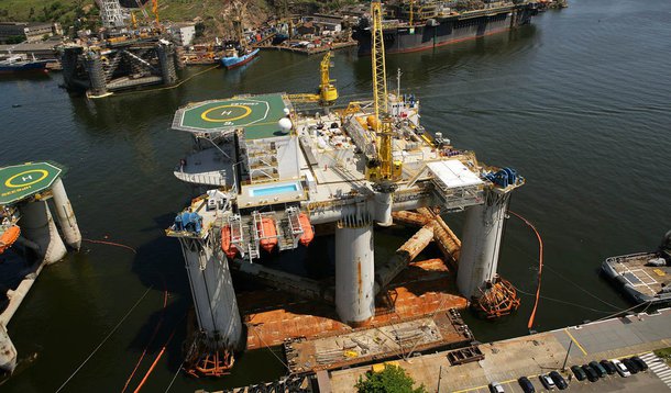 A Petrobras anunciou nesta quinta-feira que iniciou sistema de produção antecipada no campo de Búzios, na área da cessão onerosa, na Bacia de Santos; empresa pretende produzir durante seis meses para obter informações para a produção em definitivo do campo; campo de Búzios está localizado a cerca de 200 quilômetros da costa do Rio de Janeiro, a uma profundidade de água de 1.600 a 2.100 metros; sua declaração de comercialidade foi anunciada pela Petrobras em dezembro de 2013