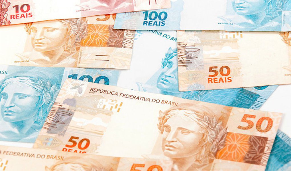 Governo central registrou superávit primário de R$ 1,039 bilhão em dezembro, informou o Tesouro Nacional; no acumulado do ano, a economia feita para o pagamento de juros da dívida ficou negativa em R$ 17,243 bilhões, o primeiro déficit anual da história