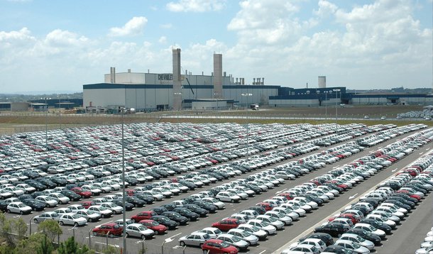 Balanço divulgado nesta terça-feira, 5, pela Federação Nacional da Distribuição de Veículos Automotores (Fenabrave) mostra que as vendas de automóveis e veículos comerciais leves, com furgões e picapes, registraram queda de 6,36% em abril na comparação com março; em relação ao mesmo período do ano passado, o recuo é de 24,35%; de janeiro a abril deste ano, a comercialização de veículos novos acumula decréscimo de 18,39% em relação aos primeiros quatro meses de 2014