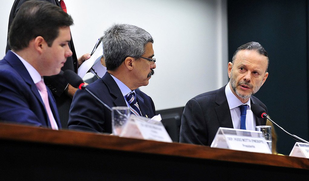 Nunca percebemos falhas de governança. Não obstante, a posteriori, os eventos da Operação Lava Jato mostram que determinadas fronteiras de governança foram sobrepujadas e isso, obviamente, requer aperfeiçoamentos", disse o presidente do BNDES, que também é presidente do Conselho Administrativo da Petrobras; ele presta depoimento à CPI nesta quinta-feira