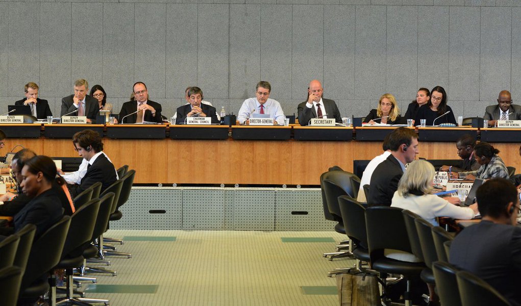 Comércio global de bens crescerá neste ano 3,1%, bem menos do que os 4,7% que a Organização Mundial do Comércio projetou em abril, e 4% no próximo, em vez dos 5,3% esperados anteriormente, previu a Organização; fatores incluindo conflitos regionais e o surto do Ebola estão ameaçando um rápido retorno ao crescimento mais forte, afirmou nesta terça-feira a OMC