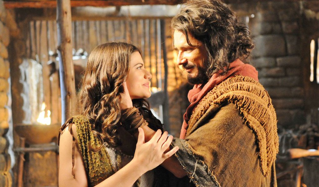 A novela bíblica "Os Dez Mandamentos", da Rede Record, registrou aumento de audiência de 83% nas principais regiões metropolitanas do Brasil até o dia 21, enquanto a Globo teve queda de 20% no mesmo horário; em São Paulo, a queda de audiência da Globo na faixa da novela foi de 18%, enquanto a Record cresceu 66% com o primeiro mês de exibição da trama sobre o profeta Moisés; resultados pífios da novela Babilônia têm ajudado a piorar a situação do Jornal Nacional