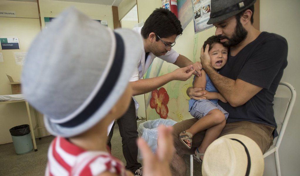 Campanha nacional de vacinação contra poliomielite e sarampo começou tranquila em Brasília, onde os pais procuraram os postos de saúde para levar as crianças entre 6 meses e 5 anos de idade. A gotinha, seguida de injeção, provocava choro mas era dada com rapidez e paciência pelos profissionais de saúde. Para tentar contornar o medo da vacina, os pais faziam de tudo, de broncas a promessas de chocolate depois da injeção