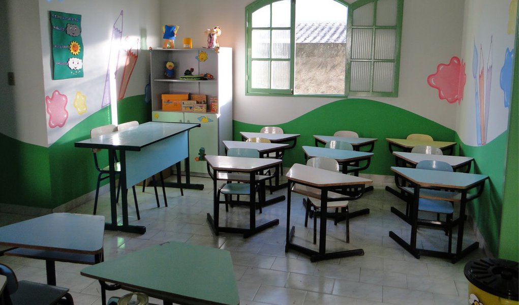 As vagas em creches conveniadas na cidade do Rio de Janeiro deverão seguir os mesmos critérios de matrículas das escolas da rede pública, a partir do ano letivo de 2015, por decisão da 3ª Promotoria de Justiça de Tutela Coletiva de Proteção à Educação da Capital; a pena a ser aplicada à prefeitura pelo descumprimento da ordem judicial é de multa diária no valor de R$ 10 mil