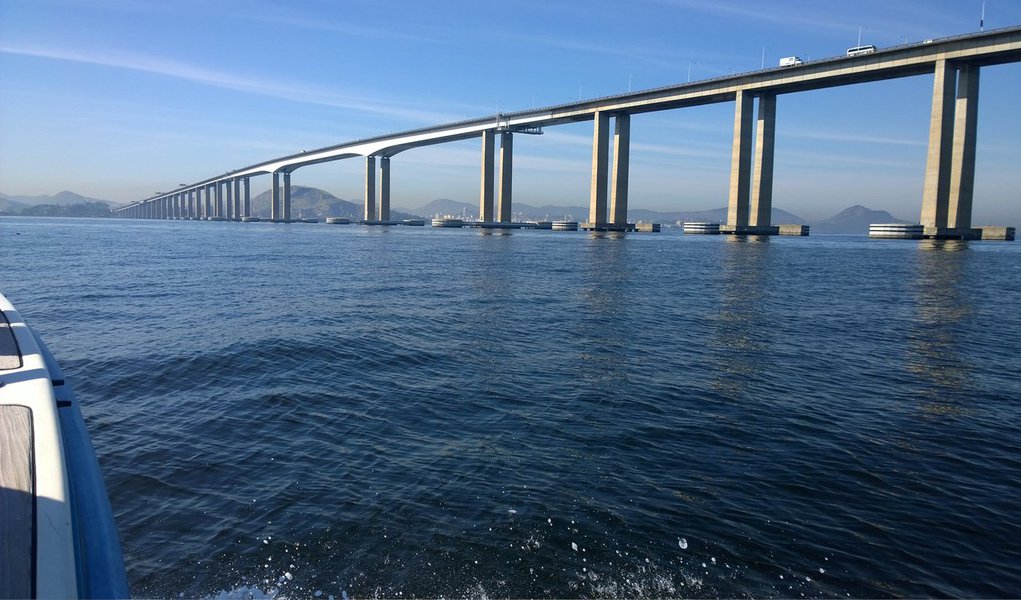 O leilão para definir quem será o novo concessionário da BR-101/RJ, no trecho que vai desde o acesso à Ponte Presidente Costa e Silva (Ponte Rio-Niterói) até o entroncamento com a RJ-071 (Linha Vermelha), acontecerá no dia 18 de março; segundo o edital publicado pela ANTT, o valor máximo para o pedágio na ponte será R$ 5,18; vencerá a licitação a empresa ou consórcio que apresentar a proposta com a menor tarifa; atualmente, carros de passeio pagam R$ 5,20 pelo pedágio