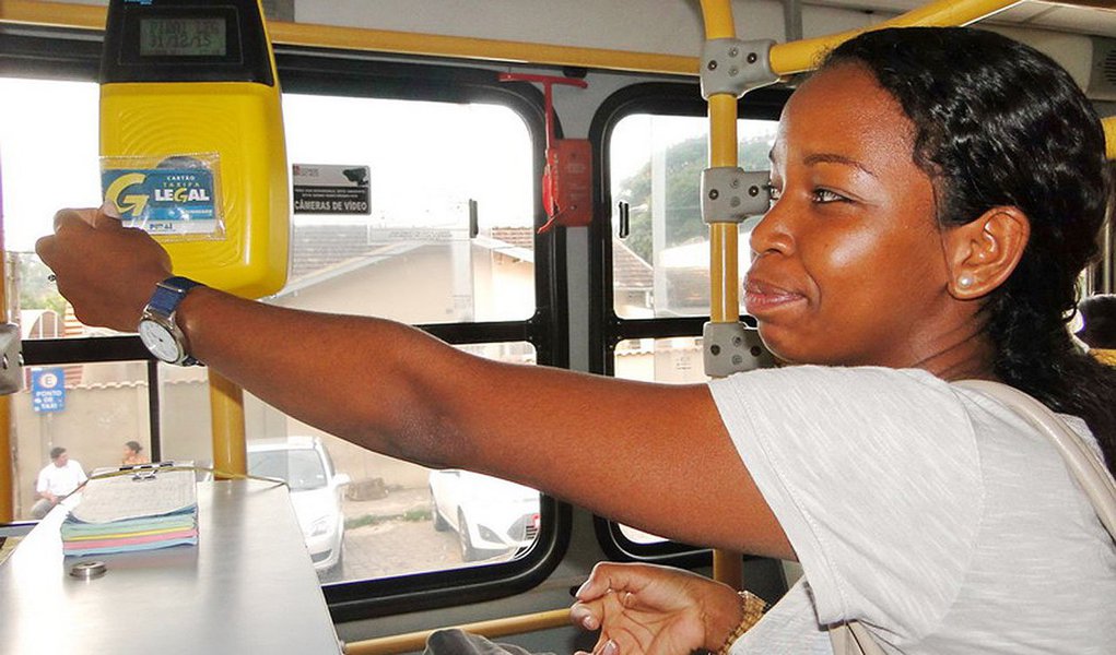 A Justiça do Rio negou a liminar movida pelo Ministério Público (MP-RJ) com o objetivo de suspender o aumento das passagens de ônibus na capital; de acordo com o juiz responsável pelo plantão judiciário, antes de se posicionar sobre a questão, é preciso que a prefeitura exponha as justificativas para o reajuste; por outro lado, promotor Rodrigo Terra alega que "o contrato de concessão veda o repasse de custos financeiros, como esta alavancagem na tarifa, para cobrir futuros investimentos"