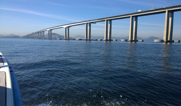O leilão para definir quem será o novo concessionário da BR-101/RJ, no trecho que vai desde o acesso à Ponte Presidente Costa e Silva (Ponte Rio-Niterói) até o entroncamento com a RJ-071 (Linha Vermelha), acontecerá no dia 18 de março; segundo o edital publicado pela ANTT, o valor máximo para o pedágio na ponte será R$ 5,18; vencerá a licitação a empresa ou consórcio que apresentar a proposta com a menor tarifa; atualmente, carros de passeio pagam R$ 5,20 pelo pedágio