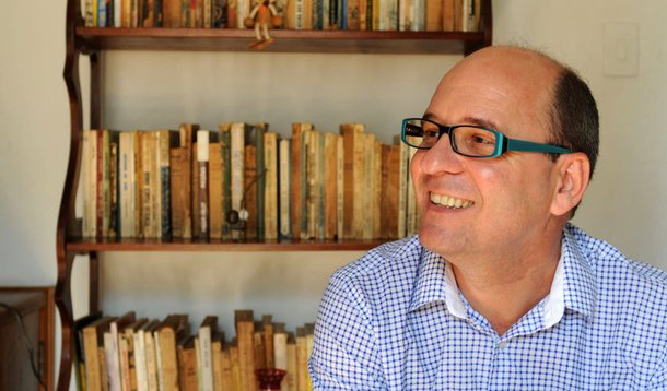 'Fui operário e fruto de uma família operária. Decidi escrever sobre isso. Representar esse universo na literatura é uma decisão política', afirma o escritor brasileiro Luiz Ruffato; leia a íntegra da entrevista