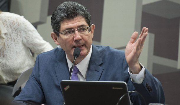 "A presidente Dilma tem feito um trabalho incansável para explicar as ações do governo", defendeu o ministro da Fazenda, durante audiência na Comissão de Assuntos Econômicos (CAE) do Senado; Joaquim Levy afirmou que a dívida pública do país é "relativamente alta" e que o objetivo do governo é levar as despesas aos níveis vistos em 2013; segundo ele, a recuperação da economia vai depender "de grande parte" da ajuda de Estados e Municípios e a segurança tributária é importante para retomar investimentos; Bolsa sobe com discurso de Levy
