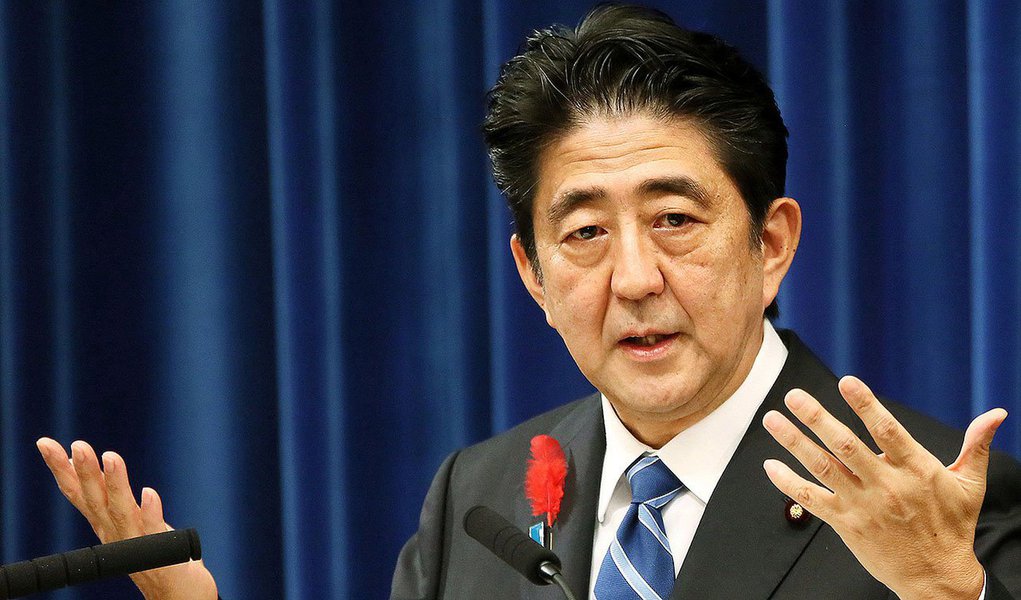 O rebaixamento ocorre menos de duas semanas antes de o primeiro-ministro japonês, Shinzo Abe, buscar a reeleição numa eleição antecipada, em que suas políticas de estímulo econômico e sua decisão de adiar um aumento do imposto sobre vendas vão estar entre os principais temas de campanha