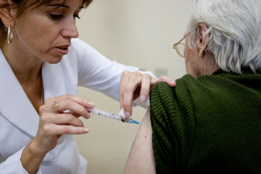 Cerca de 65 mil unidades em todo o país atendem neste sábado para facilitar o acesso das pessoas que não conseguem ir aos postods em dias de semana.; campanha prioriza imunização de crianças de 6 meses a menores de 5 anos, idosos, trabalhadores da saúde, povos indígenas, gestantes, puérperas (mulheres no período de até 45 dias após o parto), presos e funcionários do sistema prisional; Ministério da Saúde destaca que a vacina é segura e consiste em uma das medidas mais eficazes de prevenção a complicações e casos graves de gripe; campanha vai até o dia 22