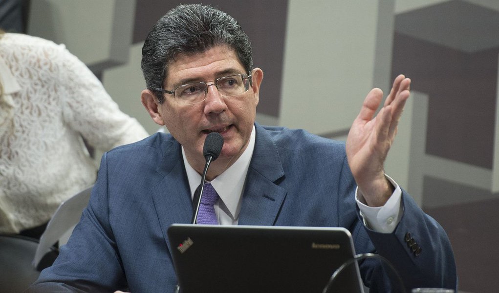 "A presidente Dilma tem feito um trabalho incansável para explicar as ações do governo", defendeu o ministro da Fazenda, durante audiência na Comissão de Assuntos Econômicos (CAE) do Senado; Joaquim Levy afirmou que a dívida pública do país é "relativamente alta" e que o objetivo do governo é levar as despesas aos níveis vistos em 2013; segundo ele, a recuperação da economia vai depender "de grande parte" da ajuda de Estados e Municípios e a segurança tributária é importante para retomar investimentos; Bolsa sobe com discurso de Levy