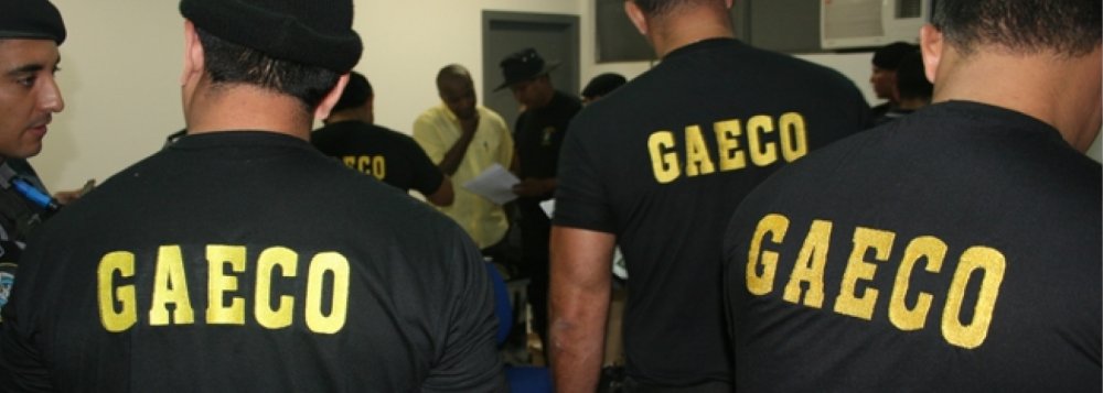 A Polícia Civil do Rio, em parceria com o Gaeco, do Ministério Público (MP-RJ) realizam a Operação Adren, com objetivo cumprir mandados de prisão preventiva contra 40 pessoas, incluindo policiais; ao menos 25 pessoas já foram presas durante a ação, que tem a participação de 300 agentes