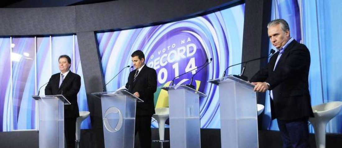 Líder nas pesquisas de intenções de voto, deputado federal do PDT tem se ausentado de alguns debates, inclusive o promovido pela TV Record no último sábado (27), quando foi alvo de duras críticas por parte de seus adversários Geraldo Magela (PT) e Gim Argelo (PTB); em ocasiões anteriores, Reguffe também faltou a debates realizados por rádios comunitárias, escolas públicas e grêmios estudantis do DF