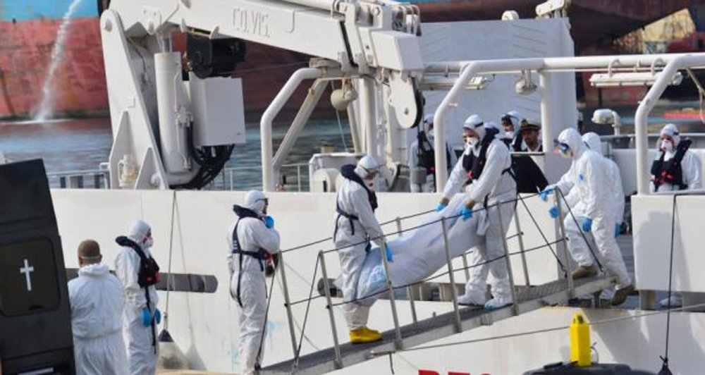 Ministros das Relações Exteriores da União Europeia se reuniram nesta segunda-feira (20) sob pressão para produzir mais que palavras e evitar a morte de imigrantes desesperados no mar Mediterrâneo, enquanto corpos do naufrágio com mais mortes já registrado surgiram nas praias de Malta; saldo de vítimas africanas é incerto, mas pode passar de mil e ser o mais alto dos tempos modernos envolvendo imigrantes que são traficados em embarcações frágeis através do Mediterrâneo; autoridades tentam emergencialmente criar política que represente uma reação mais humana ao êxodo de pessoas que viajam pelo mar da África e da Ásia para a Europa sem piorar a crise estimulando mais pessoas a partirem