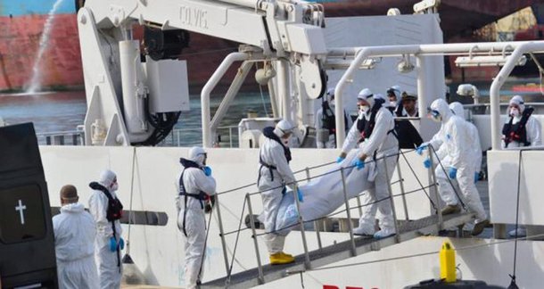 Ministros das Relações Exteriores da União Europeia se reuniram nesta segunda-feira (20) sob pressão para produzir mais que palavras e evitar a morte de imigrantes desesperados no mar Mediterrâneo, enquanto corpos do naufrágio com mais mortes já registrado surgiram nas praias de Malta; saldo de vítimas africanas é incerto, mas pode passar de mil e ser o mais alto dos tempos modernos envolvendo imigrantes que são traficados em embarcações frágeis através do Mediterrâneo; autoridades tentam emergencialmente criar política que represente uma reação mais humana ao êxodo de pessoas que viajam pelo mar da África e da Ásia para a Europa sem piorar a crise estimulando mais pessoas a partirem