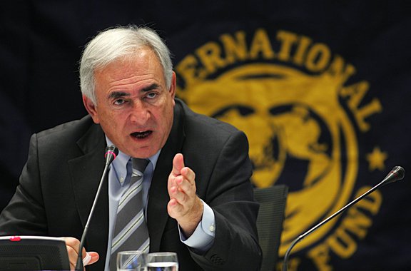 O promotor francês Frederic Fevre pediu a absolvição do ex-diretor do Fundo Monetário Internacional (FMI) Dominique Strauss-Kahn, da acusação de exploração de prostituição (proxenetismo); Strauss-Kahn estava prestes a se candidatar à presidência da França quando foi acusado de agressão sexual pela camareira de um hotel dos Estados Unidos; o processo foi arquivado, mas em seguida apareceram as acusações de que ele participava de um grupo que explorava a prostituição em Lille, no Norte da França; "Dominique Strauss-Kahn pagava por sexo com prostitutas? A resposta é não. Ele atuou como cafetão das prostitutas? A resposta é não", disse o promotor