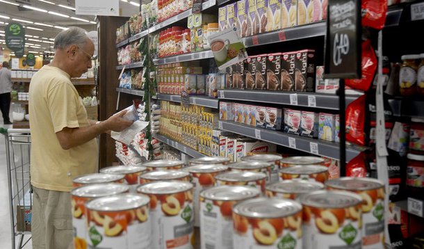 Inflação medida pelo Índice de Preços ao Consumidor Amplo (IPCA), e que serve de parâmetro para as metas inflacionária fixada pelo Banco Central, fechou janeiro com variação de 1,24%, resultado 0,46 ponto percentual superior ao 0,78% registrado pelo indicador em dezembro do ano passado; IPCA teve a maior alta em mais de uma década