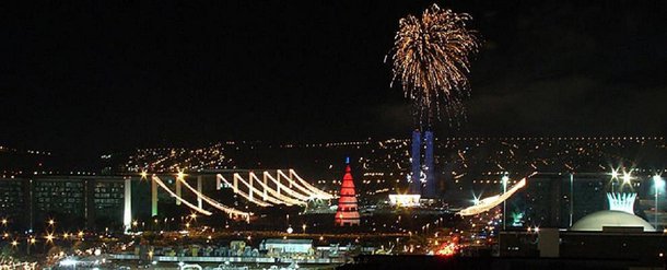 Devido à crise orçamentária que atinge o Distrito Federal, a juíza Mara Silda Nunes de Almeida suspendeu os editais referentes à contratação de serviços para a realização da festa de réveillon; com a decisão e o possível cancelamento das festas que ocorrem na Esplanada dos Ministérios e na Prainha, no Lago Sul, cerca de 200 mil pessoas poderão ficar sem opção gratuita para a virada do ano; no ano passado, os gastos com o réveillon chegaram a R$ 4 milhões, segundo informações do Governo do Distrito Federal (GDF)