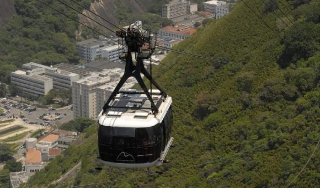 Primeiro teleférico do Brasil (terceiro do mundo), o bondinho do Pão de Açúcar completa 102 anos de atividade nesta segunda-feira (27); para comemorar a data, a Companhia Caminho Aéreo Pão de Açúcar, empresa que administra o complexo - no bairro da Urca, no Rio de Janeiro - distribui 2 mil pedaços de bolo para os visitantes; segundo a companhia, a média diária de visitantes do bondinho, atualmente, é 4 mil pessoas na baixa temporada e 8 mil na alta temporada, assim considerada a época que vai de dezembro a fevereiro, bem como nos grandes eventos na cidade